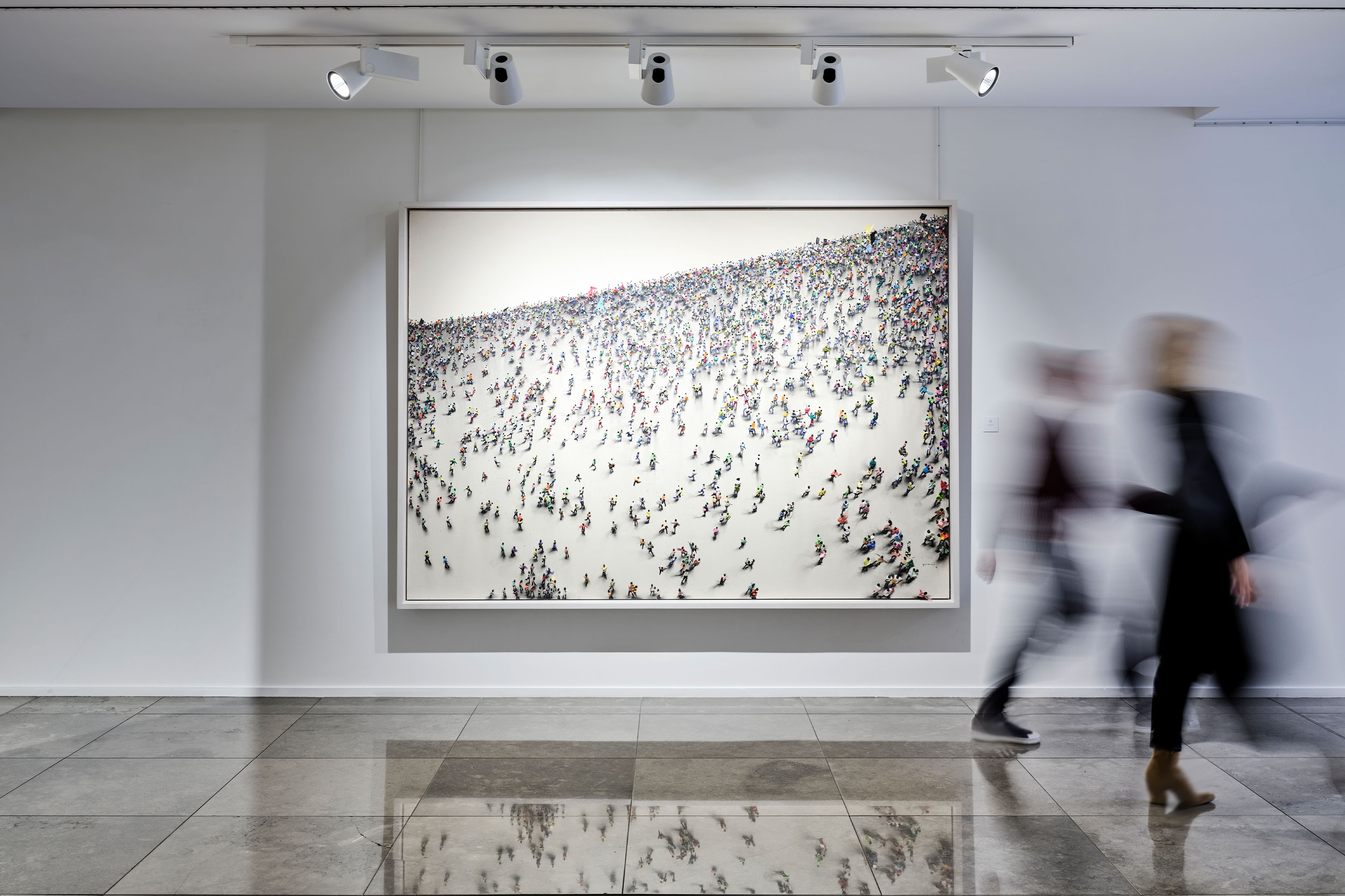 Juan Genovés, The Interplay of Individual and Crowd